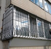 Решетка выгнутая на балконе