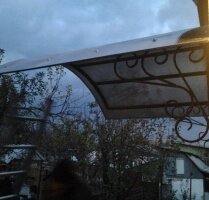 Козырек над крильцом