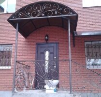 Козырек над крыльцом с коваными перилами