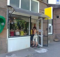 Козырек над входом в магазин