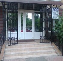 Козырек над крыльцом с решеткой
