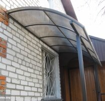 Козырек металлический покрыт поликарбонатом