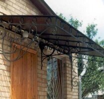 Прямой козырек над входом кованый