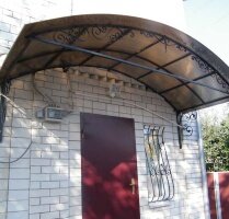 Козырек над входом арочный покрытие поликарбонат