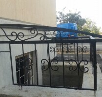 Козырек с решеткой окно цокольного этажа