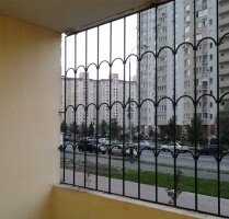 Решетка металлическая на лоджии