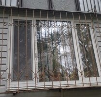Прямая решетка на окне