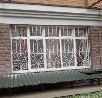 Сварная решетка на широкое окно
