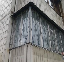 Решетка сварная металлическая на балконе