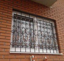 Решетка оконная с коваными элементами