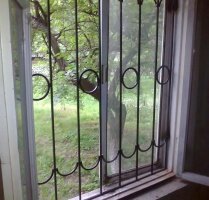 Решетка на окне металлическа