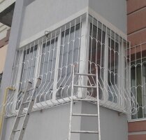 Металлические решетки на угловой балкон