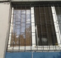 Простая решетка на окне
