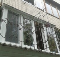 Решетка на балконе открывается на замке