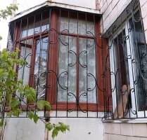Решетка на балконе и окне