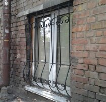 Выгнутая оконная решетка