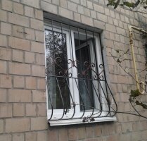 Оконная решетка выгнутая