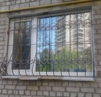 Решетка сварная на широком окне