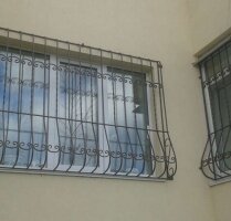 Решетки на окнах