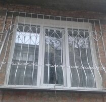 Решетка на окно белая