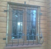 Решетка на окне деревянного коттеджа