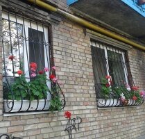 Решетки на окна с подцветочниками