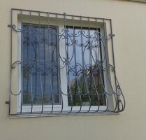 Ажурная оконная решетка выгнутая