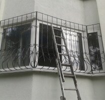 Решетка на широком геометрическом окне