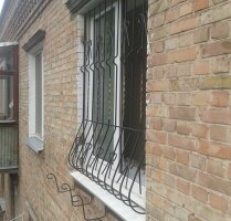 Решетка на окне с подцветочником