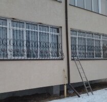 Решетка на широком окне