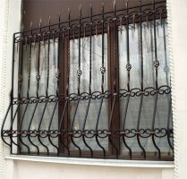 Решетка на окне кованая