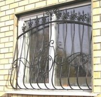 Решетка на окно кованая с пиками
