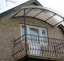 Балконное ограждение с навесом из поликарбоната