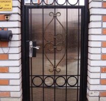 Кованая калитка с поликарбонатом