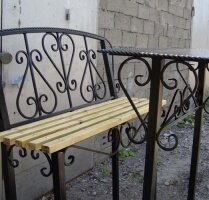 Лавочка со столом из металла