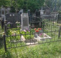 Металлическая оградка могилы