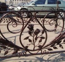 Оградка с коваными цветами