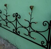 Оградка кованая с розами